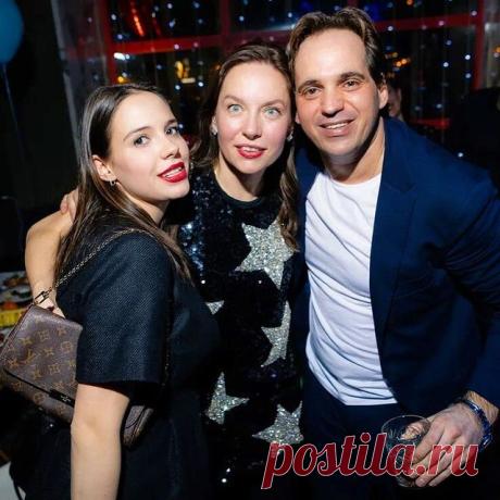 Photo by Elena Sibrina in The Waiters with @elena_sibrina, @katrinluuu, and @max_sibrin. May be an image of 3 people.