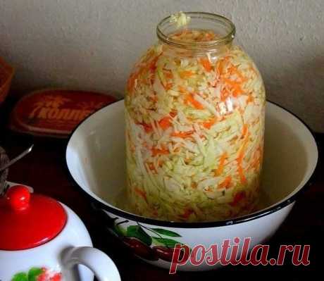 САМАЯ ПРОСТАЯ И ВКУСНАЯ КВАШЕНАЯ КАПУСТА САМАЯ ПРОСТАЯ И ВКУСНАЯ КВАШЕНАЯ КАПУСТА
Не ругайтесь, опытные кулинары. Хочу поделится с неопытными) Даже не думала, что сама могу удивиться такому простому способу приготовления нашего любимого зимнего блюда. Поразил результат. Такую хрустящую, сочную, идеальную в плане соль-сахар капусту я пробовала лишь однажды. Та капуста созревала до пика вкусности в дубовой бочке, да с какими-то секретными добавками-травками. И я смирилась, ч...