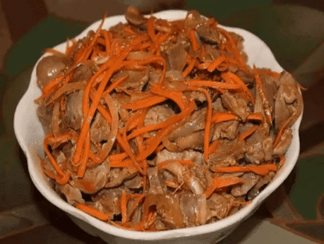 Салат с куриными сердечками и корейской морковью 
Салат приготовленный по этому рецепту получается очень вкусный и сытный. 
Обязательно придется по вкусу тем, кто любит корейские блюда. 
Ингредиенты: 
- 500 г куриных сердечек,
- 200 г моркови по корейски,
- 1 головка красного репчатого лука,
- 50 г грецких орехов,
- 50 мл соевого соуса (не обязательно но с ним вкуснее),
- майонез,
- соль и молотый перец по вкусу.