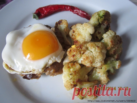 Рубленный бифштекс с луком и яйцом