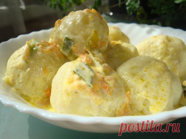 Картофельные кнедли с начинкой и соусом