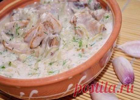 Гюльчехра
(не классика)
Гульчехра — это очень нежная курица, приготовленная с добавлением сметаны (сливок или молока), обязательно нужно положить специи и чеснок, а для того чтобы соус получился гуще добавляют муку. Гульчехра получается очень нежной и вкусной, а соус съедается до последней капельки. На гарнир можно сделать пюре или отварить макароны. Попробуйте гульчехру — это очень вкусно!!!

Ингредиенты:

куриное мясо (можно с костями) 400 гр,
лук 2 шт (100 гр),
чеснок 5...