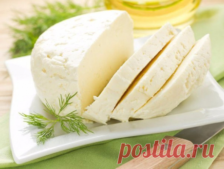 Очень вкусный сыр — сулугуни, готовится легко и быстро! 
на 100грамм - 80.94 ккалБ/Ж/У - 4.23/5.3/3.94 

Ингредиенты: 
1 л. молока 
1 ст. л. соли 
200 мл. сметаны 
3 яйца 

Приготовление: 
В молоко добавить соль и закипятить; 
Пока молоко закипает... 
Смешиваем сметану с яйцами... 
Выливаем в кипящее молоко... 
и медленно помешиваем... Не переживайте, если сразу не появляются хлопья, они начнут быстро появляться после закипания... 
кипятим 3-4 минуты, как только все сверну...