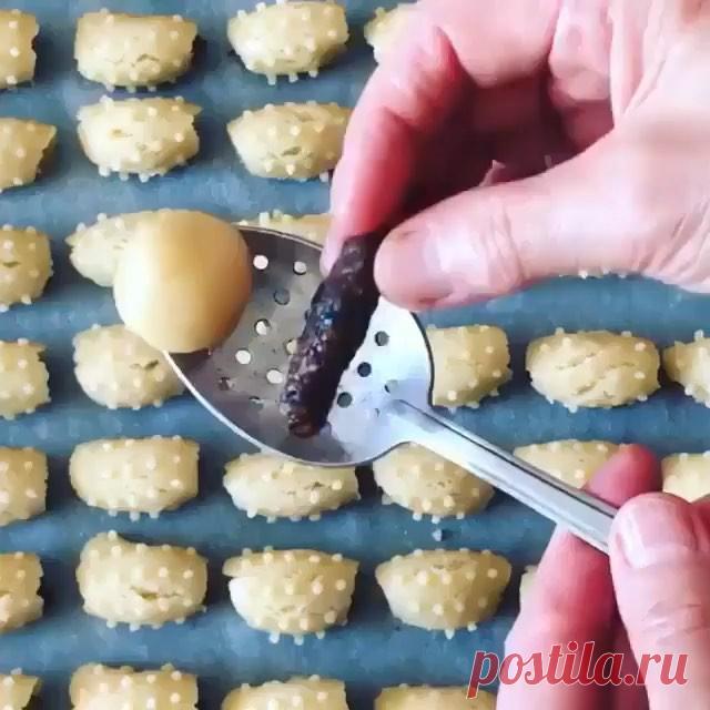 Всем привет , мои хорошие😘
@recepts__kulinarii 
Зачем покупать Печенье в магазине, если его можно приготовить самим😉
🔥 « ПЕЧЕНЬЕ С ЧЕРНОСЛИВОМ »🔥
Автор: @gulnarkurmanova
_________________________________
ИНГРЕДИЕНТЫ
ДЛЯ ТЕСТА:
🔷 100 г масло сливочное
🔷 100 г #масло_гхи_от_курмановой
🔷 1 ст сахара
🔷 1 яйцо
🔷 2 ст л сметаны
🔷 1 ч л разрыхлителя
🔷 ванилин
🔷 3 ст +/- муки
ДЛЯ НАЧИНКИ:
🔷 1/2 ст чернослива
🔷 1/2 ст изюма
🔷 1/2 ст #курага_от_курмановой
🔷 1/2 ст ор...