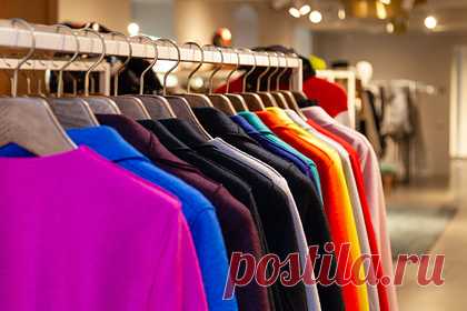 Стилисты назвали шесть модных цветов 2022 года. Стилисты портала Who What Wear назвали самые модные цвета 2022 года. Таким образом, например, одним из самых популярных в новом году будет светло-бежевый оттенок. По мнению редактора Максин Эггенбергер, наиболее удачными покупками будут пальто, а также трикотажные изделия данной расцветки.