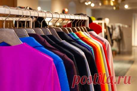 Стилисты назвали шесть модных цветов 2022 года. Стилисты портала Who What Wear назвали самые модные цвета 2022 года. Таким образом, например, одним из самых популярных в новом году будет светло-бежевый оттенок. По мнению редактора Максин Эггенбергер, наиболее удачными покупками будут пальто, а также трикотажные изделия данной расцветки.
