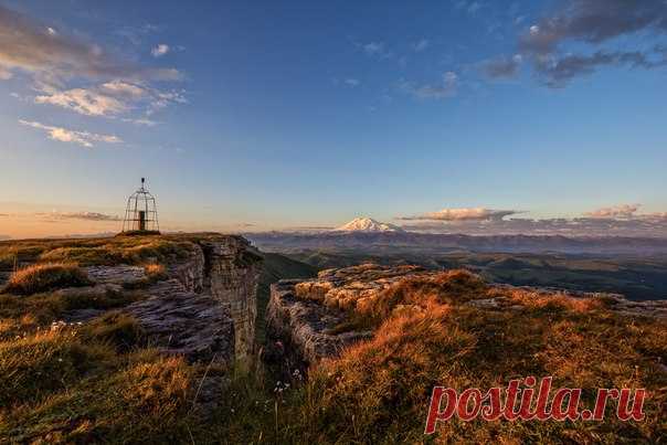 Рассвет на плато Бермамыт, Карачаево-Черкесия. Автор фото: Валера Сабанов.