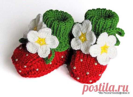 Knitted Baby booties Red Strawberry baby girls shoes от MiaPiccina