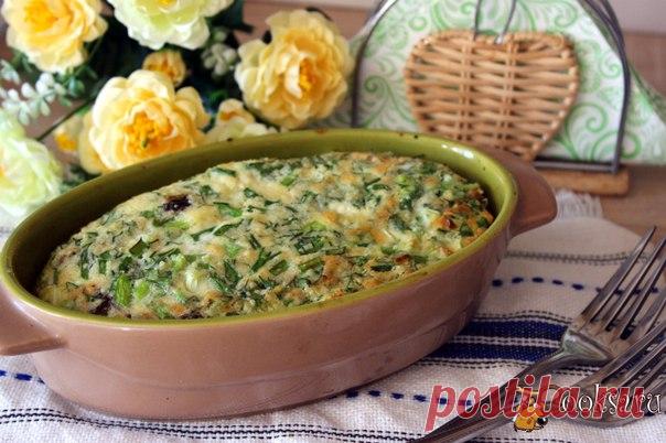 Зеленый омлет с брокколи, шампиньонами и кускусом Зеленый омлет с брокколи, шампиньонами и кускусом очень вкусное и сытное блюдо, которое прекрасно подойдет для завтрака или ужина. Для омлета используется жирная домашняя сметана, которая придает блюду сливочный вкус. Попробуйте!