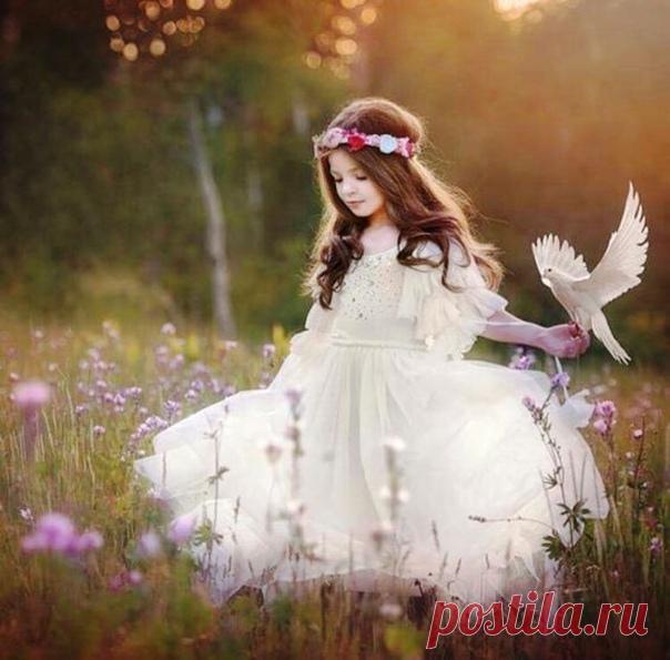 Мне хочется в чистое поле, 
Туда, где ромашки цветут, 
Где сочные травы по пояс 
Ковром изумрудным растут.