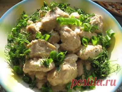 Куриные грудки, порезанные и потушенные с баклажанами в сырно-сметанном соусе. Фоторецепт..