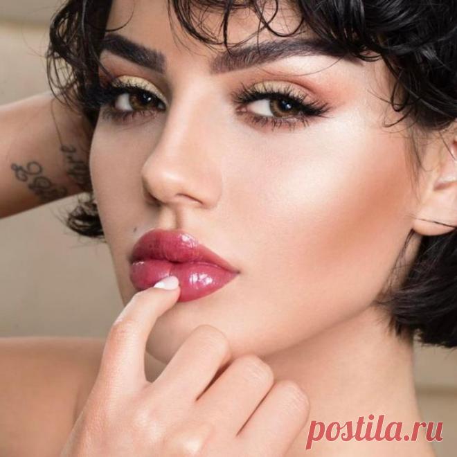 Профессиональный макияж — визажисты делятся секретами Хотите выглядеть как девушка с обложки глянцевого журнала? Не стоит думать, что создать такой же восхитительный и идеальный макияж может только мастер. Это под силу каждой девушке, ведь познать искусс...