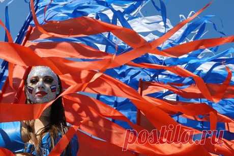 День России в 2025 году: история и традиции праздника. Ежегодно 12 июня в нашей стране широко отмечается День России — праздник, посвященный принятию Декларации о суверенитете РСФСР. Этот политико-правовой акт был принят 35 лет назад, в 1990 году. «Лента.ру» рассказывает о непростой истории и главных традициях праздника, а также отвечает на вопросы о Дне России.