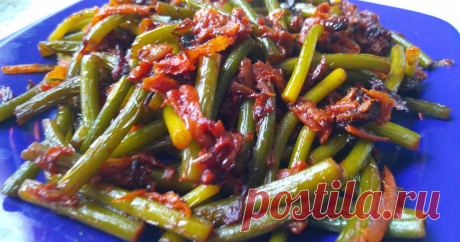 Стрелки чесночные жареные с луком и томатом Жареные чесночные стрелки, рецепт которых я предлагаю, готовятся просто и быстро, а получаются интересными на вкус, пикантными, ароматными