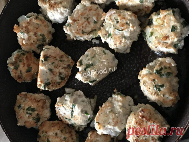 Спагетти с томатным соусом и куриными фрикадельками