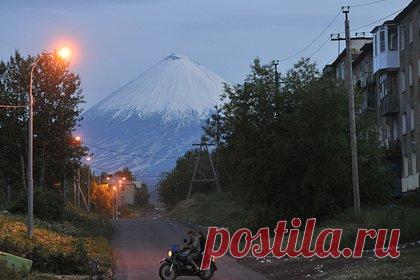 В российском регионе часть школ закрыли после выброса пепла вулканом. В двух населенных пунктах на Камчатке — поселках Ключи и Усть-Камчатск — временно закрыли школы из-за выброса пепла вулканом Ключевской. Об этом сообщила администрация района. «Незначительное выпадение пепла прогнозируется в поселках Ключи и Усть-Камчатск», — сообщили в администрации.