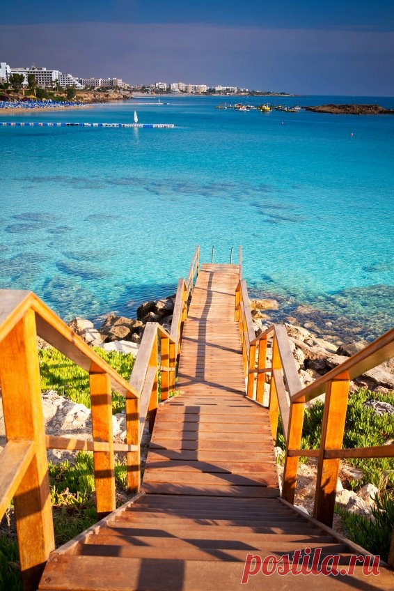 Cyprus and the Mediterranean Sea   |  Найдено на сайте youramazingplaces.com.