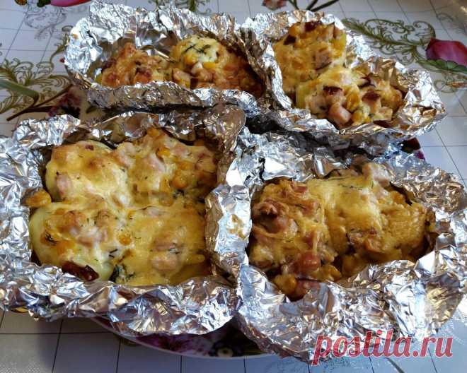 Простую запеченную картошку можно превратить в праздничное блюдо.Картошечка 