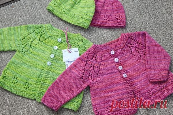 Кофточка для новорожденных с ажурными линиями реглана и низа вязаная спицами
