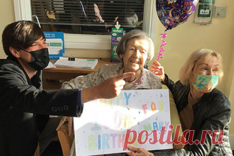 Женщина пила по бокалу вина каждый день и дожила до 100 лет. Долгожительница из Великобритании отметила 100-й день рождения и рассказала о напитке, продлевающем жизнь. Поздравить Мэри Фоули с юбилеем приехали дочь и внук из Соединенных Штатов. Во время праздника перед пенсионеркой выступил детских хор местной католической школы, а она поделилась секретом долголетия.