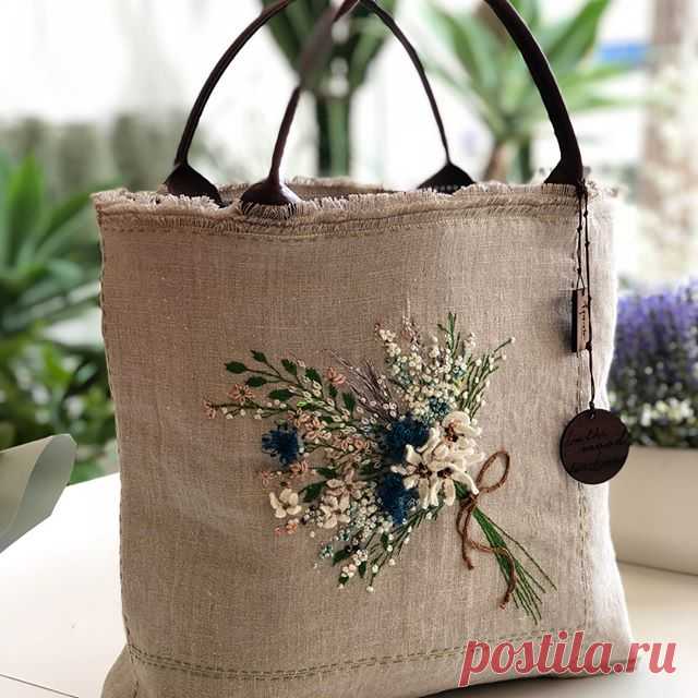 #아뜰리에화양연화#네스홈#자수아티스트#리투아니아린넨#화양연화#주보은작가

내츄럴 리투아니아 린넨으로
노멀하지만 엣지를 잃지않은
가방을 만들어 봤어요
네스홈 동대문점 대표님께서 오더 하신 가방 인데요
네스홈 에서 취급하는 리투아니아 린넨으로
작업을 했습니다
내츄럴한 느낌이 참 예쁜 린넨이에요
작업내내 정말 기분좋게 작업을 했답니다
실제느낌을 보시고 싶다면
동대문 네스홈을 방문 해보세요 😊😊
차암......예쁘답니다