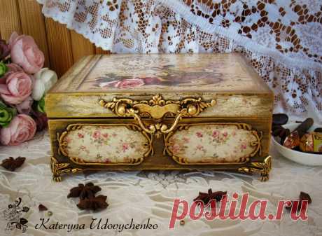 Скринька під чайні пакетики "Tea Time".
Декупаж, контурний розпис, золотіння, складна фактура.
Дерево. 21,5х18х8 см.