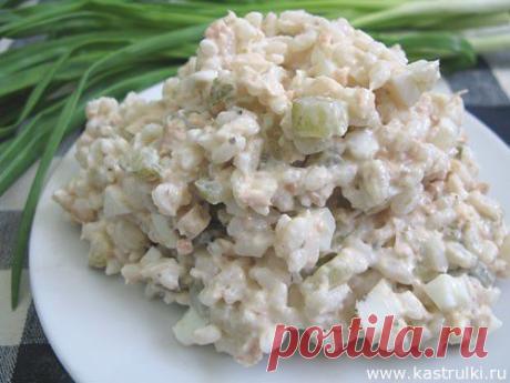 Рыбный салат с солеными огурцами