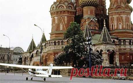 Летающий хулиган Матиас Руст (10 фото) | Чёрт побери Тридцать лет назад, 28 мая 1987 года, в День Погранвойск СССР, немецкий пилот-любитель Матиас Руст на маленьком самолете «Сессна» приземлился в центре Москвы — на Красной площади. Он прилетел в Москву на легкомоторном самолете, преодолев систему ПВО СССР.  Западный мир ликовал. Дерзкого юнца считали героем, «посланцем мира». Советские спецслужбы назвали полет Руста шпионским броском, считая, что спланировать подобное в о...