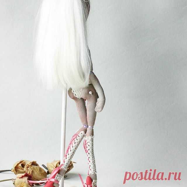 Сегодня я была стилистом-парикмахером😃 Вытянула утюжком козьи кудри и ровненько подстригла💪 Волосы как шёлк😍
____________________________________
#тело #теломечты #арт#кукларучнойработы #кукла#текстильнаякукла #шарнирнаякукла #art#artdoll #doll #dollmaker #fashion #style #sexy #designdoll #beautydoll #fashiondoll #collectiondoll#rostov #ростов#ручнаяработа #handmade #handmadedoll #textiledoll #fabricdoll #процесс #creativedolls #creation#блондинка