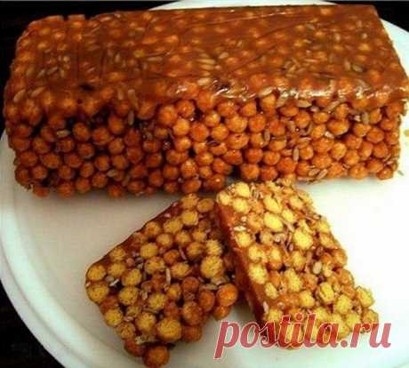 ДЕСЕРТ ИЗ КУКУРУЗНЫХ ПАЛОЧЕК 

Тонкий вкус, который Вы точно оцените

ИНГРЕДИЕНТЫ: 
● кукурузные палочки-120г. 
● Сливочное масло-90г. 
● Варёное сгущённое молоко-150г. 
● Арахис(семечки)-50г. 

ПРИГОТОВЛЕНИЕ:
2\3 палочек нарезаем на колечки длиной 4-5мм. Поджаренный арахис слегка измельчаем и добавляем к палочкам. Сливочное масло растапливаем. Добавляем варенную сгущенку и перемешиваем до однородности. Добавляем к палочкам смесь из сгущенки с маслом и тщательно перемешива...