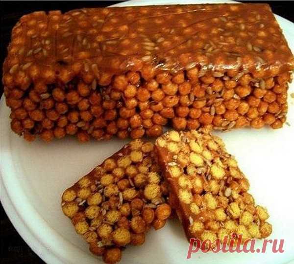 ДЕСЕРТ ИЗ КУКУРУЗНЫХ ПАЛОЧЕК 

Тонкий вкус, который Вы точно оцените

ИНГРЕДИЕНТЫ: 
● кукурузные палочки-120г. 
● Сливочное масло-90г. 
● Варёное сгущённое молоко-150г. 
● Арахис(семечки)-50г. 

ПРИГОТОВЛЕНИЕ:
2\3 палочек нарезаем на колечки длиной 4-5мм. Поджаренный арахис слегка измельчаем и добавляем к палочкам. Сливочное масло растапливаем. Добавляем варенную сгущенку и перемешиваем до однородности. Добавляем к палочкам смесь из сгущенки с маслом и тщательно перемешива...