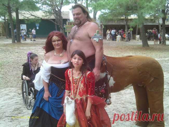 » 15 Most Awkward Family Photos