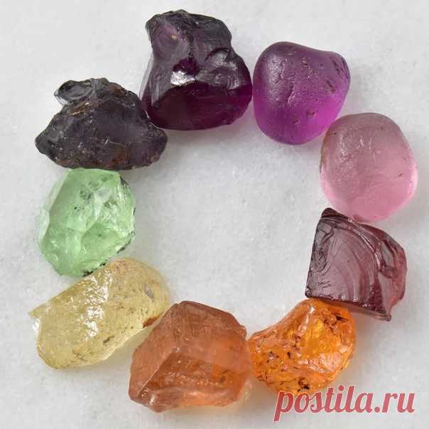 Запись на стене И это все гранаты! #минералы, #коллекцияминералов, #минерал, #коллекция, #минколлекция, #коллекция_минералов #гранат