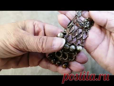 Два украшения из аметиста, тигрового глаза и перламутра.