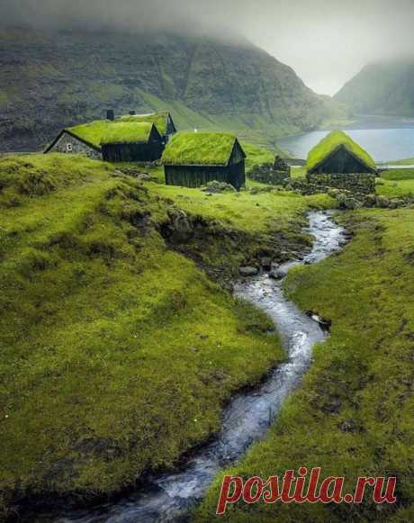 Туманная бухта на Фарерских островах

Фарерские острова как нельзя лучше подойдут для искушенных путешественников, решивших отдохнуть от ярких мегаполисов и шумных курортов. Здешняя природа необыкновенна: ущелья, озера, многочисленные водопады, фьорды, грациозные скалы — все это очаровывает с первого взгляда.