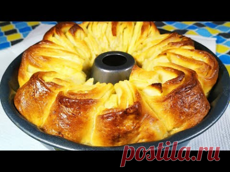 Никогда бы не подумала что ЭТО ТАК ВКУСНО! Яблочный пирог вкуснее шарлотки. - YouTube 
Тесто: 

вода теплая - 230 мл 
дрожжи - 11 гр 
яйца - 2 шт + 1 ( для смазывания) 
сахар - 70 гр 
соль - щепотка 
растительное масло - 2 ст.л 
мука - 600 гр 

Начинка: 

яблоки- 3-4 шт 
сахар - 100 гр 

Заливка : 

сметана - 2 ст.л (с горкой) 
сахар - 1 ч.л