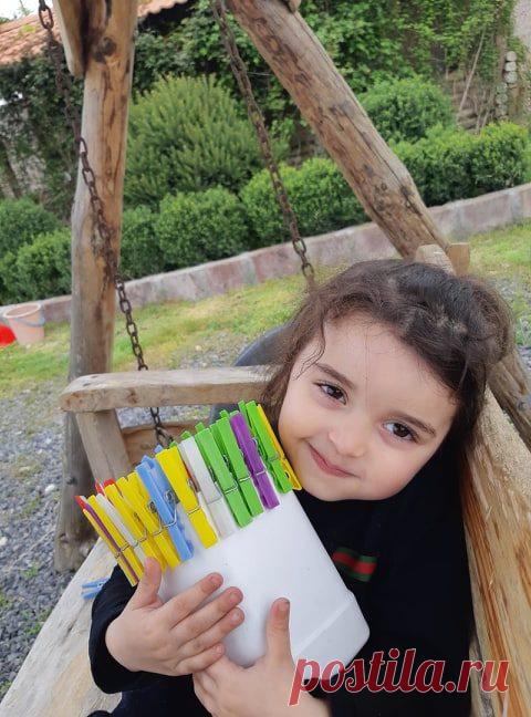 Շնորհավո՛ր տոնդ մեր գեղեցկուհի:💥
Happy International Children's Day
Բարև երեխաների պաշտպանության միջազգային օր՝.Հունիսի 1... Թող աշխարհի բոլոր մանուկները մեծանան ընտանիքներում, ստանան ծնողների ջերմությունն ու սերը, և իրենց վառ աչուկներով լուսավորեն մեր մոլորակը......ամեն օր ավելի ու ավելի ամուր կանգնեն հողի վրա և դառնան ապագայի լուսավոր կերտողներ...
Անցյալը երբեք չես կարող ջնջել,
Ինչպես չես կարող տեսնել ապագան:
Շատ ենք ետ նայում, ու նայում առաջ,
ՈՒ մոռանում ենք ապրել մեր ներկան: