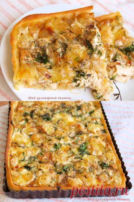 Пирог с курицей, жареным луком и сыром бри.