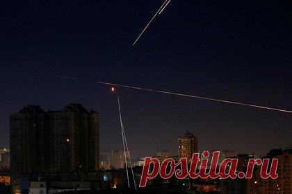 Журналист сравнил ситуацию в Киеве с апокалипсисом. Обозреватель Politico Джейми Деттмер описал ситуацию в Киеве, сравнив ее с апокалипсисом. В частности, в ночное время суток Киев почти полностью погружен во тьму, поскольку уличное освещение отключено, и лишь несколько домов, оборудованных генераторами, дают пятна света.