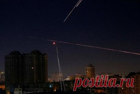 Журналист сравнил ситуацию в Киеве с апокалипсисом. Обозреватель Politico Джейми Деттмер описал ситуацию в Киеве, сравнив ее с апокалипсисом. В частности, в ночное время суток Киев почти полностью погружен во тьму, поскольку уличное освещение отключено, и лишь несколько домов, оборудованных генераторами, дают пятна света.