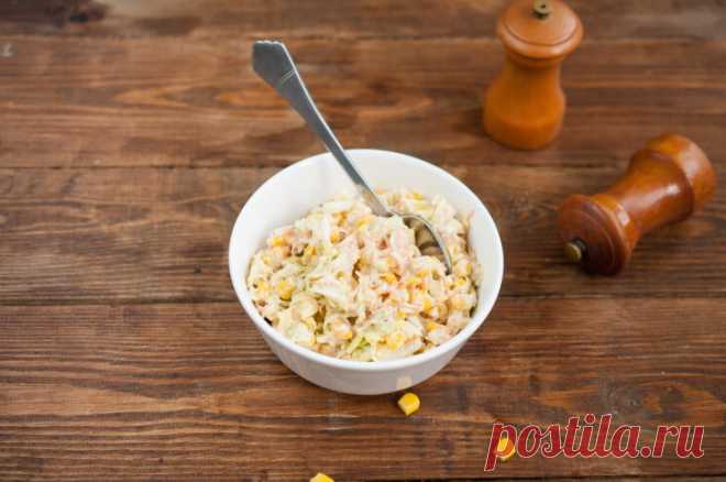 Овощной салат с пекинской капустой и кукурузой.  
Ароматный салат из пекинской капусты, лука-порея, моркови, консервированной кукурузы с заправкой из сметаны, горчицы, сахарной пудры и винного уксуса.