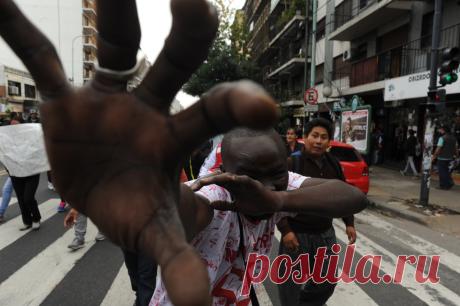 VENTA ILEGAL: Un operativo con 500 policías impide que los manteros copen la avenida Avellaneda. Son agentes de la Federal y la Metropolitana. No permiten que se instalen los vendedores, en la zona más invadida de la Ciudad. Los manteros cortan Avellaneda y Cuenca.