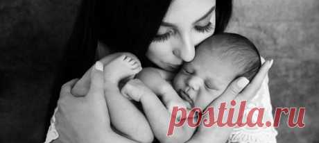 Love is: 30 идей для фото новорожденных, которые заменят открытки с сердечками. Вместо растиражированной картинки пошлите близким снимок крохи, сделанный с любовью.