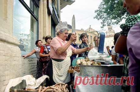 Ужасы советского быта: как это было на самом деле Однажды в наш продуктовый завезли майонез. Я не знала, что это такое, и слово это впервые услышала в магазине. Мне было лет восемь, я пришла за хлебом и молоком, и тут началось столпотворение. Откуда-то набежало очень много женщин...