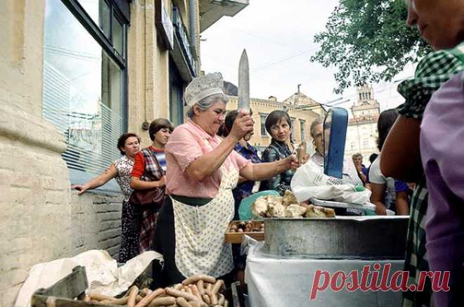 Ужасы советского быта: как это было на самом деле Однажды в наш продуктовый завезли майонез. Я не знала, что это такое, и слово это впервые услышала в магазине. Мне было лет восемь, я пришла за хлебом и молоком, и тут началось столпотворение. Откуда-то набежало очень много женщин...