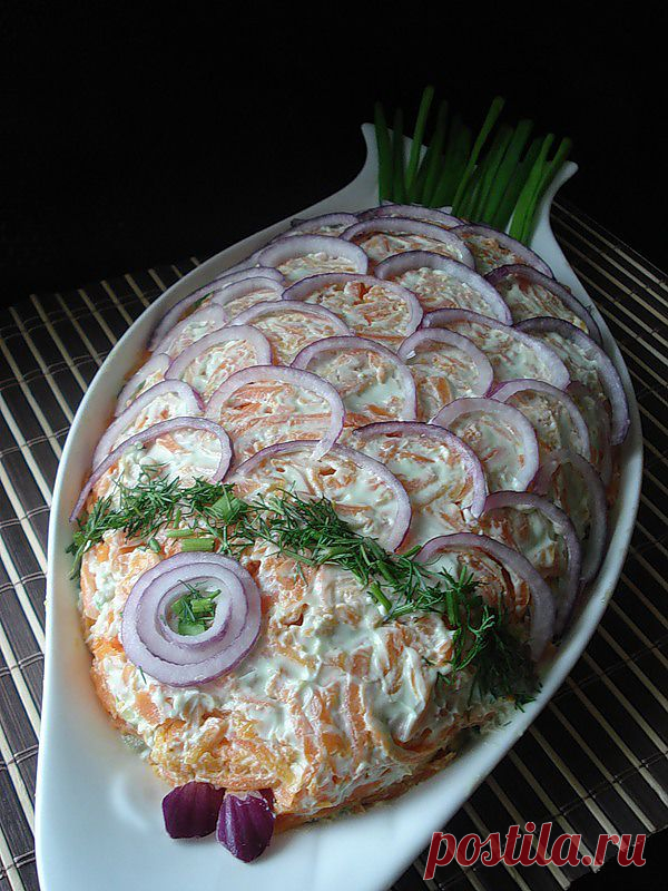 Салат "Рыбка" с красной рыбой и овощами.