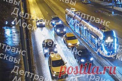 В Москве машина выехала на тротуар и сбила женщину с двумя детьми. В Москве водитель легкового автомобиля не справился с управлением и сбил женщину с двумя детьми. Видео с места происшествия опубликовано в Telegram-канале столичного Дептранса. «На улице Свободы в районе дома 15/10 автомобиль не справился с управлением, выехал на тротуар, совершив наезд на пешеходов».