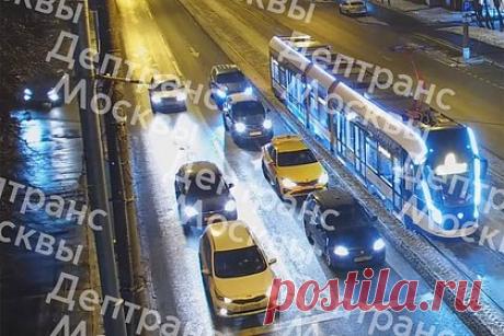 В Москве машина выехала на тротуар и сбила женщину с двумя детьми. В Москве водитель легкового автомобиля не справился с управлением и сбил женщину с двумя детьми. Видео с места происшествия опубликовано в Telegram-канале столичного Дептранса. «На улице Свободы в районе дома 15/10 автомобиль не справился с управлением, выехал на тротуар, совершив наезд на пешеходов».