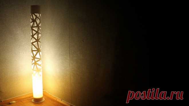 Как сделать простой светильник из ПВХ трубы Всем привет! В интернете можно найти кучу самоделок из труб ПВХ. Казалось бы, ну что можно сделать из канализационной или вентиляционной трубы ПВХ? На самом деле данный материал просто находка для умельцев. Ведь самые простые трубы ПВХ могут достаточно легко и быстро трансформироваться в