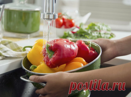 Как уменьшить количество нитратов в овощах и фруктах Овощи и фрукты, содержащие небольшое количество нитратов, обычно не имеют идеальной формы и яркого глянца. Их поверхность может быть неровной, а место крепления плодоножки — крупным. Поэтому не стоит...